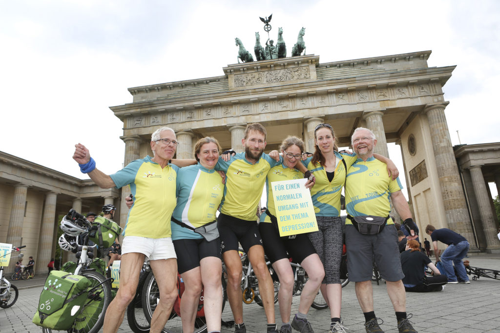 Teilnehmer vor dem Brandenburger Tor in Berlin