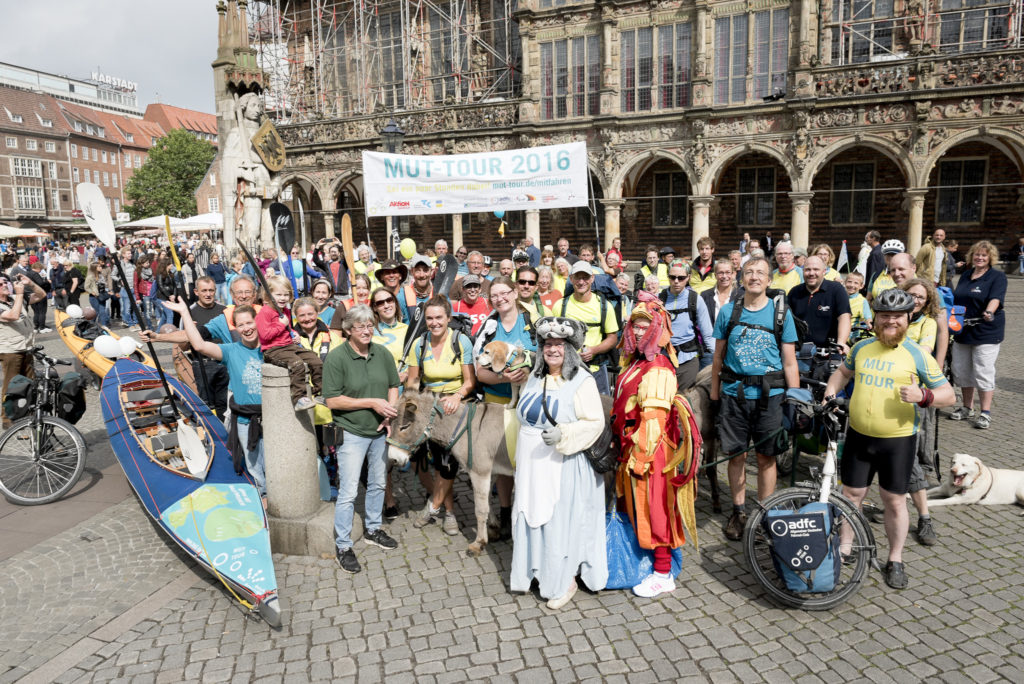 MUT-TOUR Teilnehmerkreis auf Marktplatz