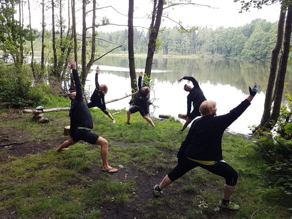 Teilnehmende der MUT-TOUR während einer Yoga-Einheit