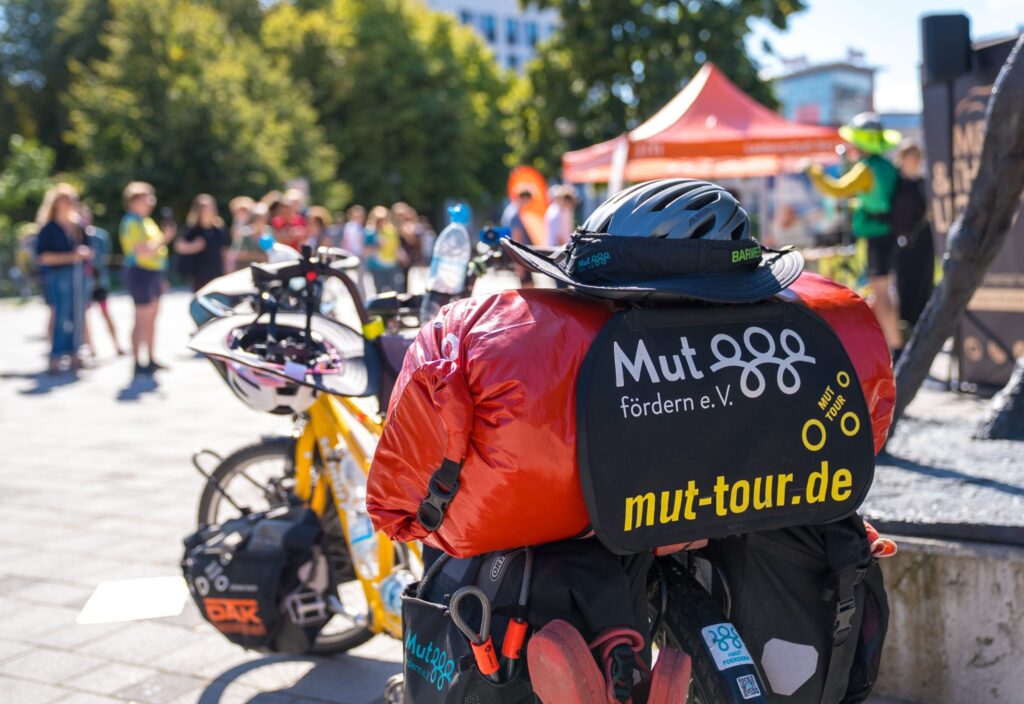 Tandem voll bepackt auf Radreise durch Deutschland unterwegs