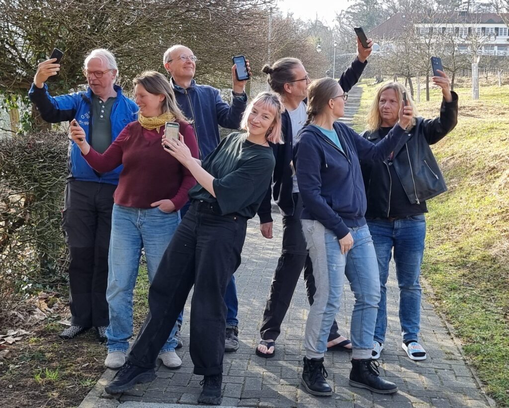 Menschen auf der Suche nach passenden Hilfsangebot Psyche Menschen suchen individuelle Hilfsangebote rund um Depression und co.