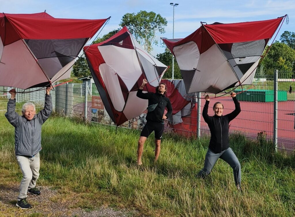 Menschen heben Zelte_wir schaffen was Menschen heben Zelte in die Höhe, Mutig Hilfsangebote aufzeigen