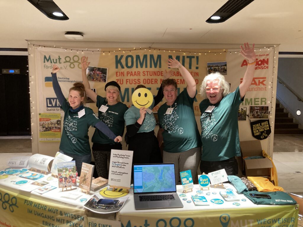Ehrenamtliche des Mut fördern e.V. bei einem Messestand zum Thema Selbsthilfe