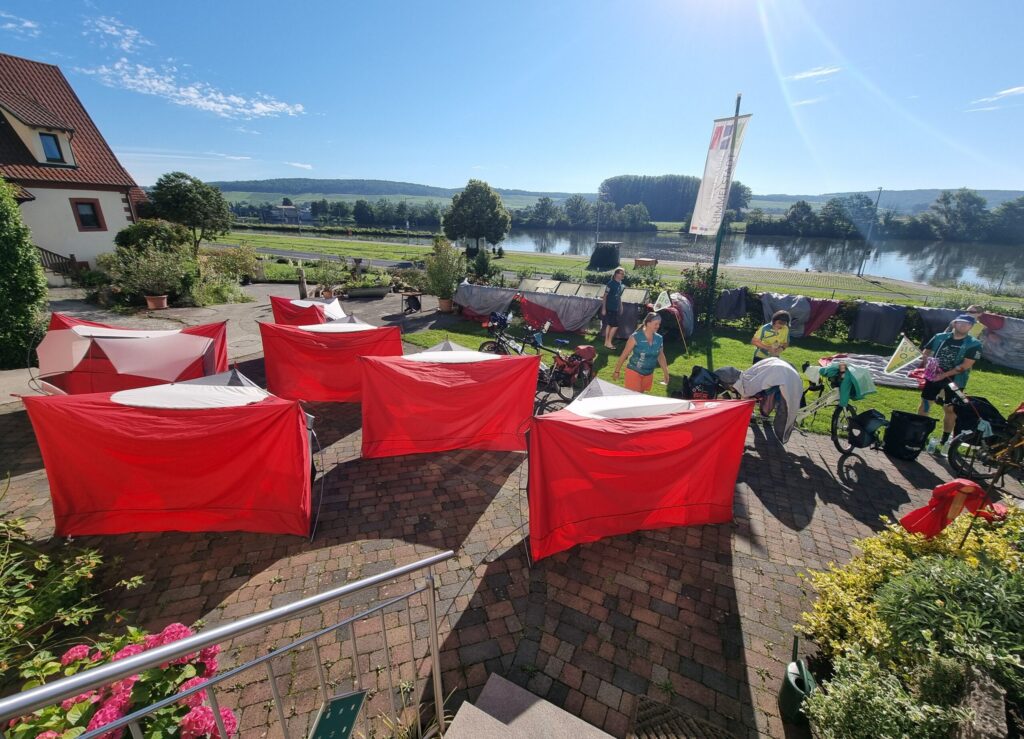 Zelte trocknen, Abenteuermodus einer Tandemfahrt durch Deutschland