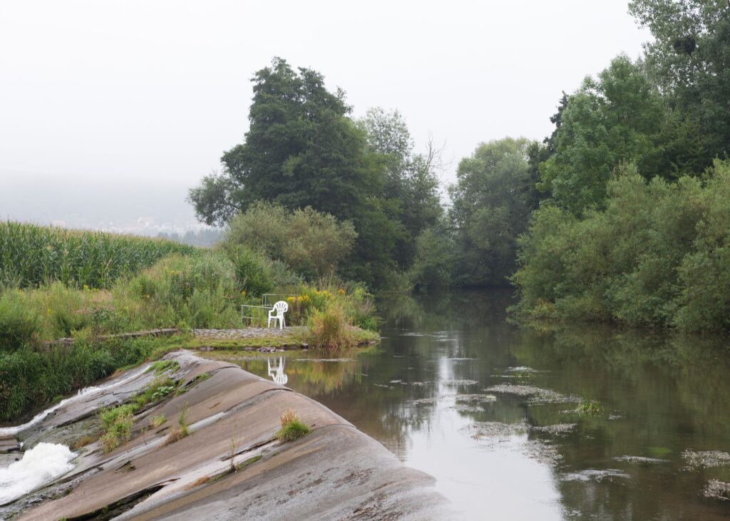 Stuhl in Landschaft als Sinnbild für Hilfen bei Suizid
